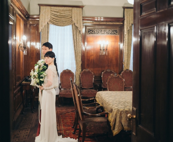 落ち着いた部屋に佇む新郎新婦