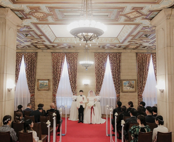 ゲストに見守られながら執り行われる挙式の様子